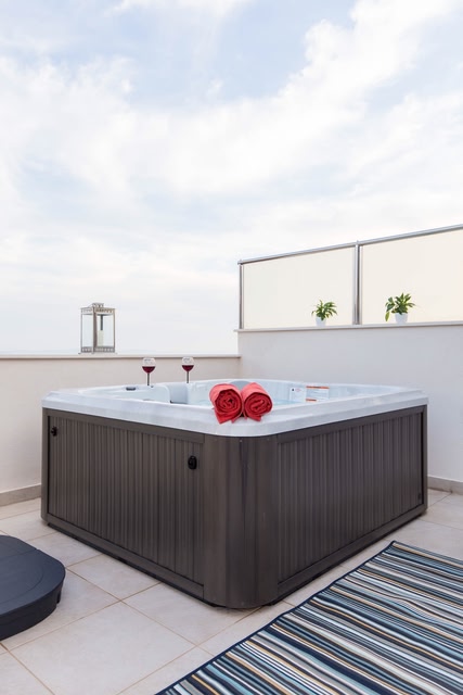 Bubbles Luxury Penthouse With Hot tub