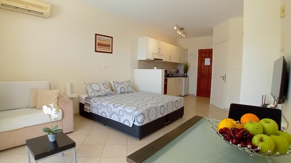 Kato Paphos Suites, FF Studio Apt- WiFi, Pool, a/c