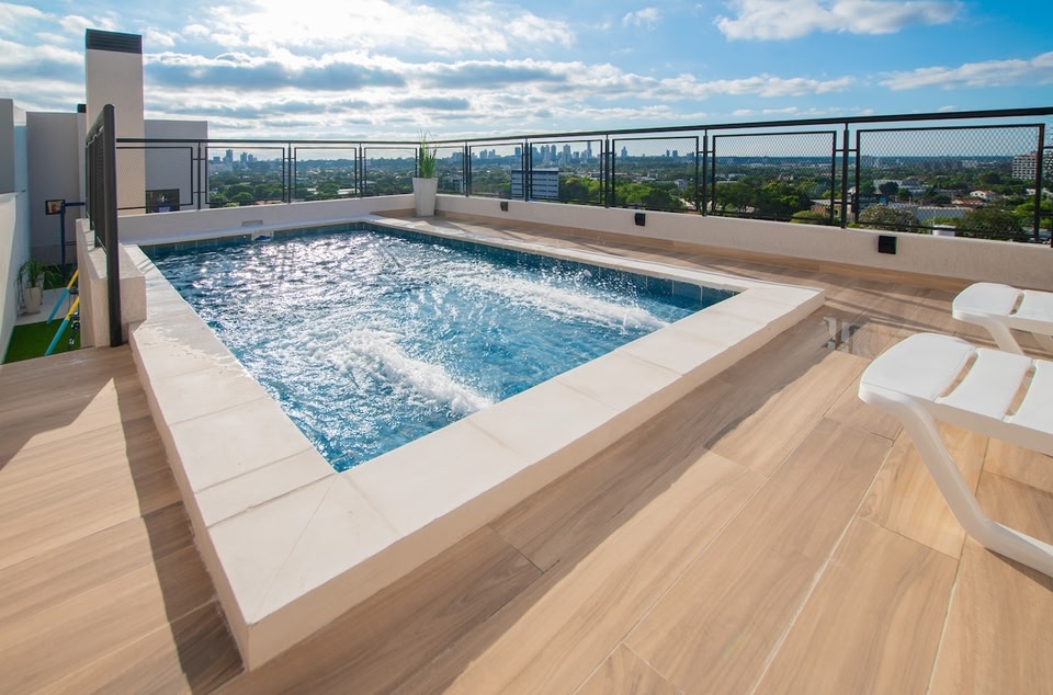 Comfy Apt w Pool & Coworking