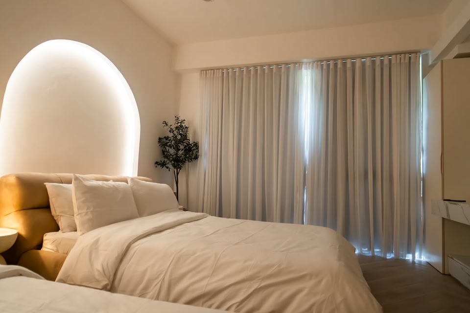 CUSHY Studio Beach Condo w/ Mountain View Balcony