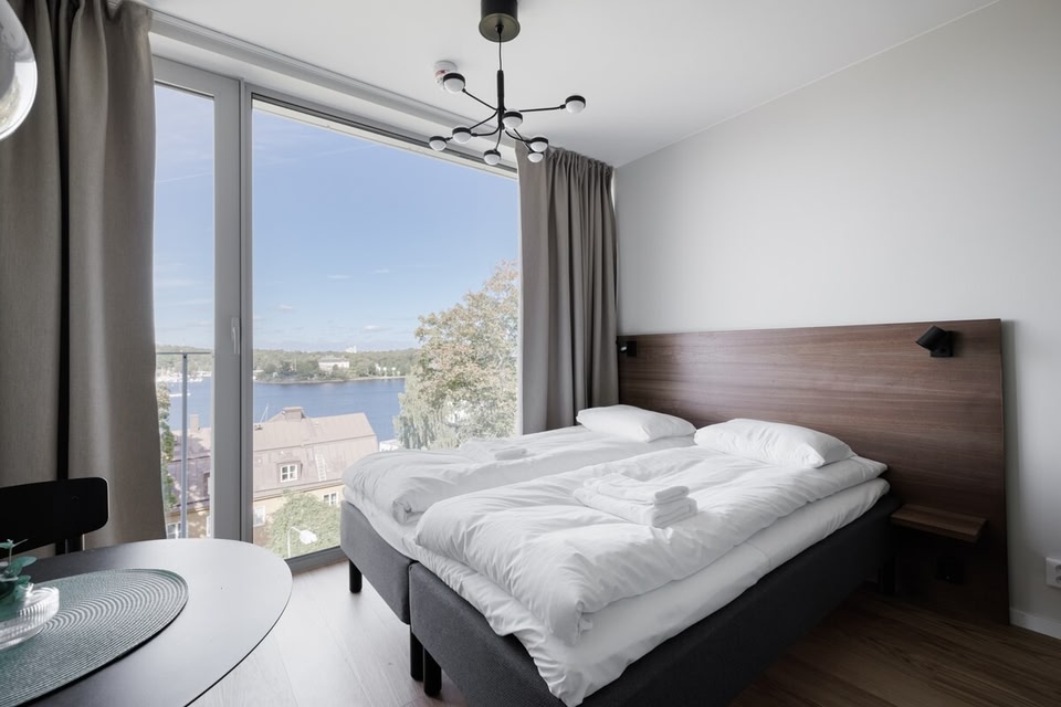 Top-floor Studio w/ Lakeview