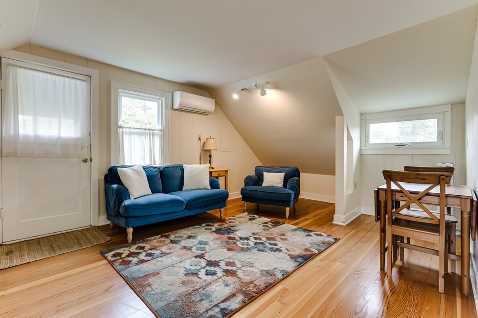 Upstairs, Dwnt Central, AC 2bd Loft