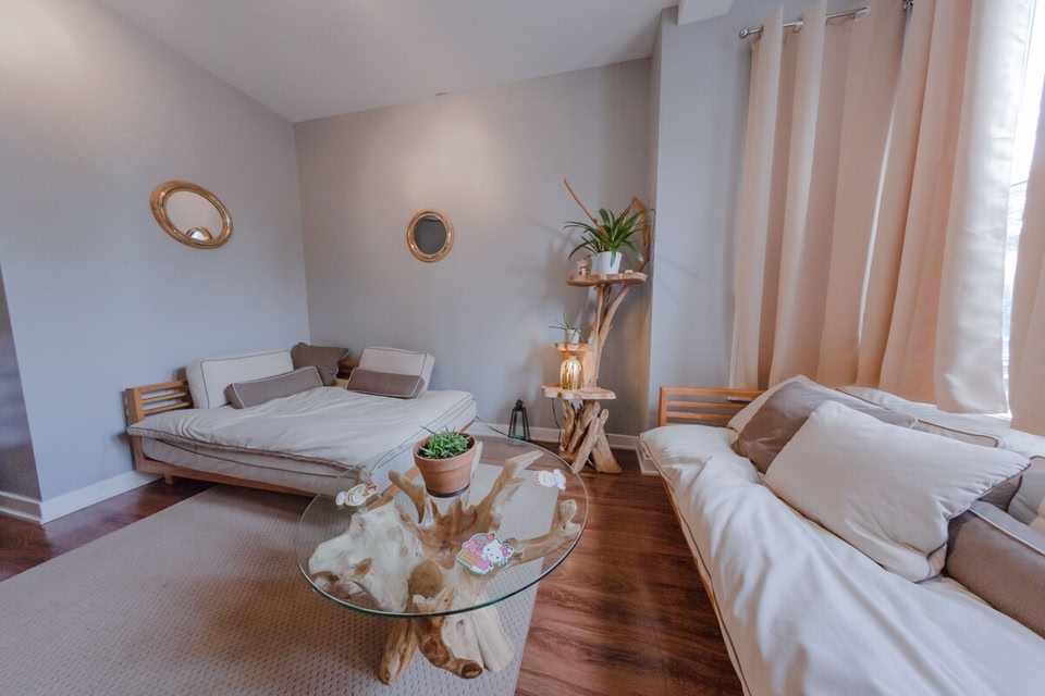 4BDRM Gorgeous Apt Pilsen Private Prking Available