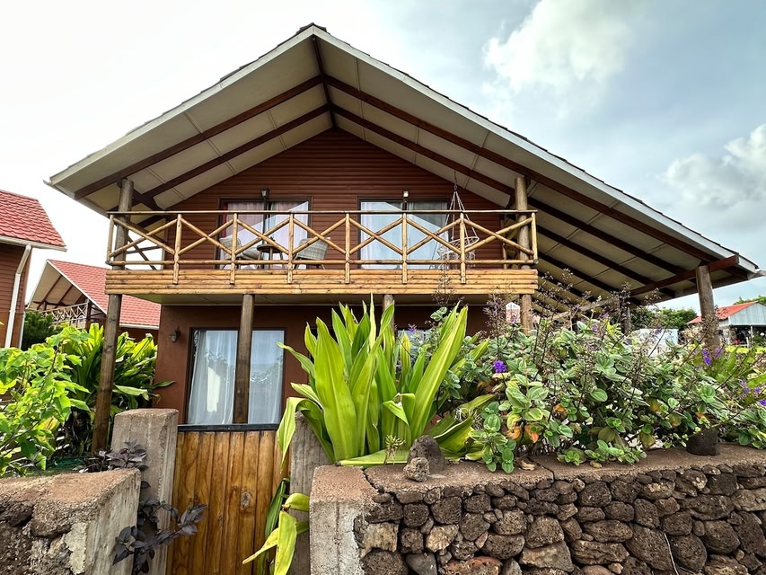 Vave Cabin Facing the sea and Overlooking the Moai