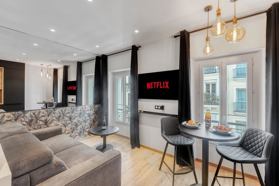 Studio E / Elevator / 2 min From the Palais / Air-conditioned