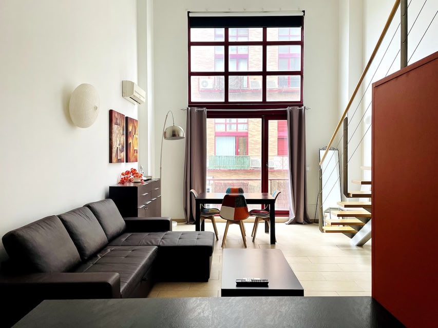 Designer Loft With Free Parking