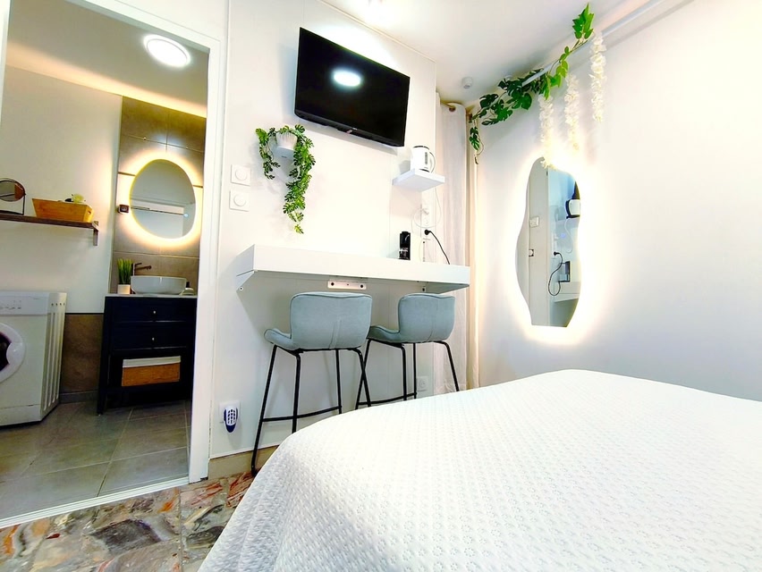 2 air-conditioned studios, terrace, Free Parking