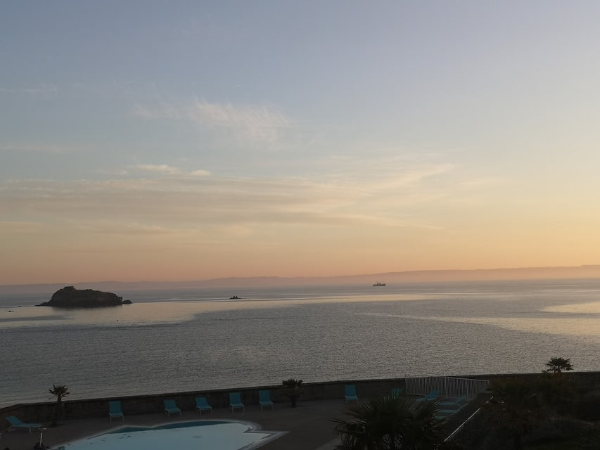 Exceptional sea view. Pool and Beachfront