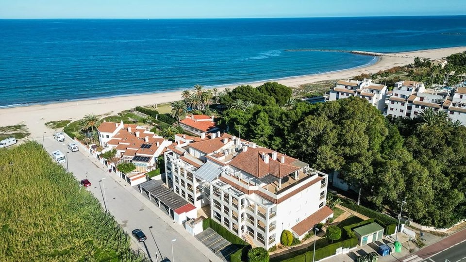 Stylish 3 Bed Beach Apartment