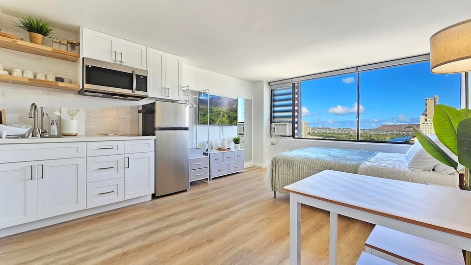 Beautifully Designed Waikiki Studio With Kitchen