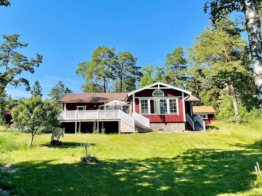Archipelago Idyll With Private Dock and Lake Plot