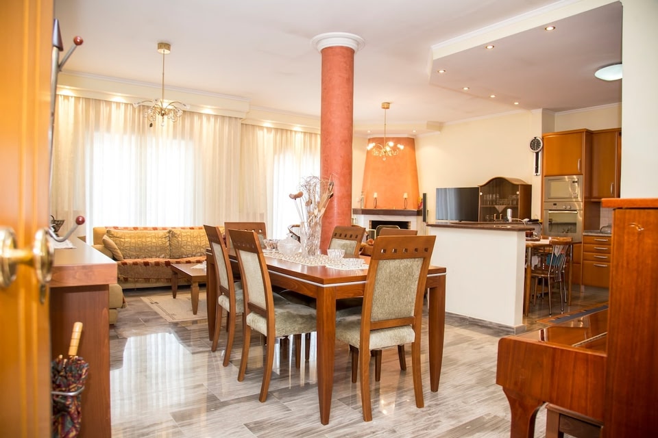 Central, 90 sq², bright flat, with balcony.