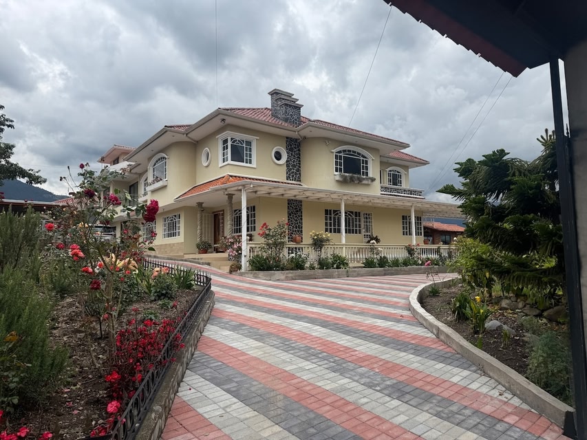 Modern and Spacious Luxury House