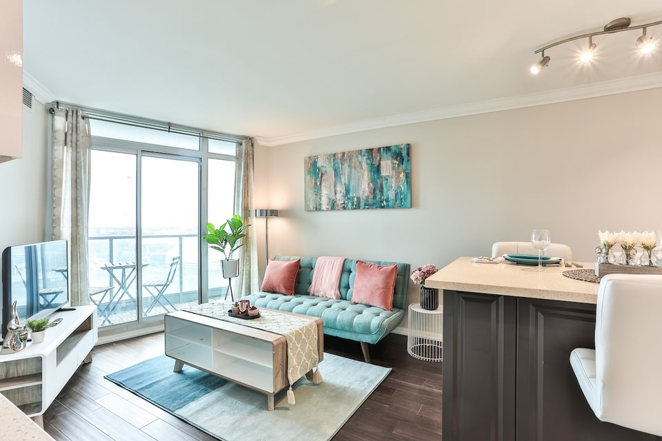 1BDRM With Free Parking - Downtown Toronto