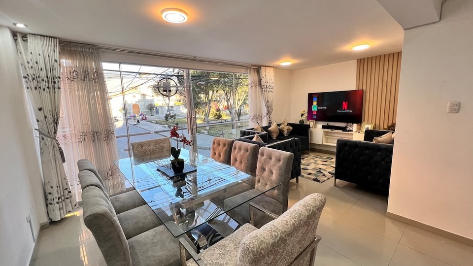 Beautiful Duplex, Just one Block From Tottus
