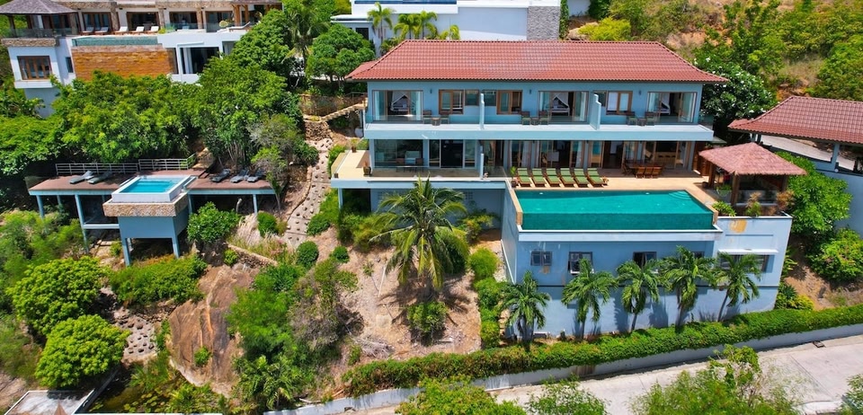Uninterrupted Panoramic Sea Views 250m to Beach