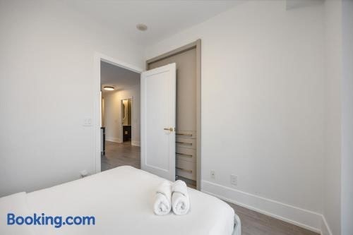NEW! Walk to Rogers Centre/CN Tower/Free Parking