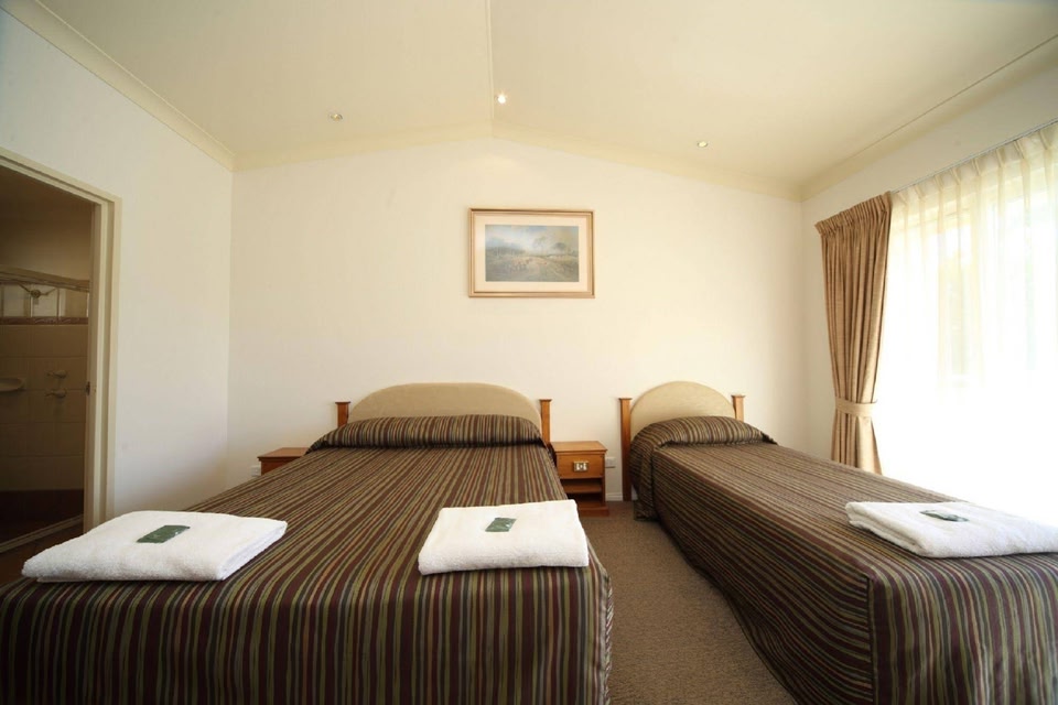 Emerald Explorers Inn