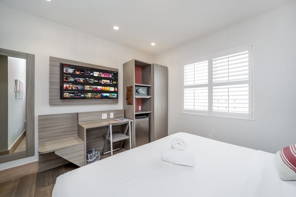 At Mine • Serene Suite With Parking •