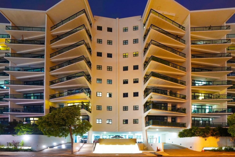 City Retreat Top floor, Harbour Views, Pool and Gym