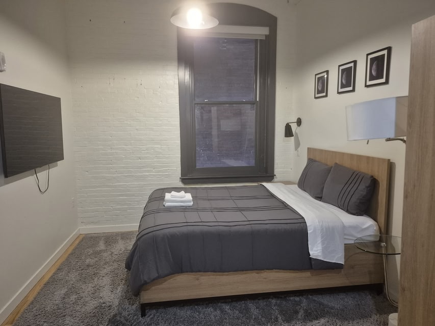 Private Large Studio Apartment Trumbull / Elevator