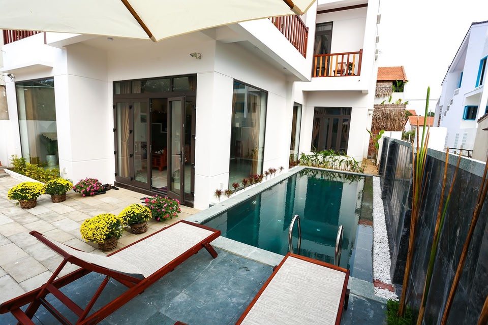 Cây xanh và khuôn viên quy mô nhỏ mang lại cảm giác thân thiện, thích hợp với du khách ưu tiên sự riêng tư thay vì không gian nghỉ dưỡng đông đúc.