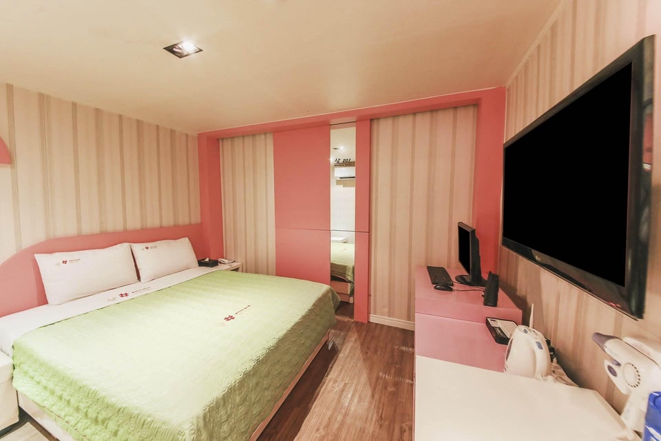 Sharp Motel
