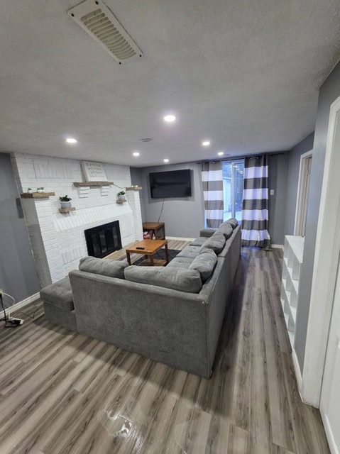 Bright Cozy 2-Bedroom Main Floor Suite