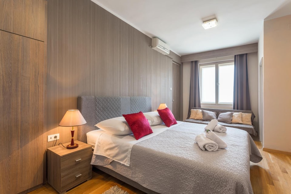 Elena Rooms Split