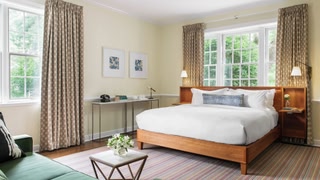 Oakhurst Inn at the University