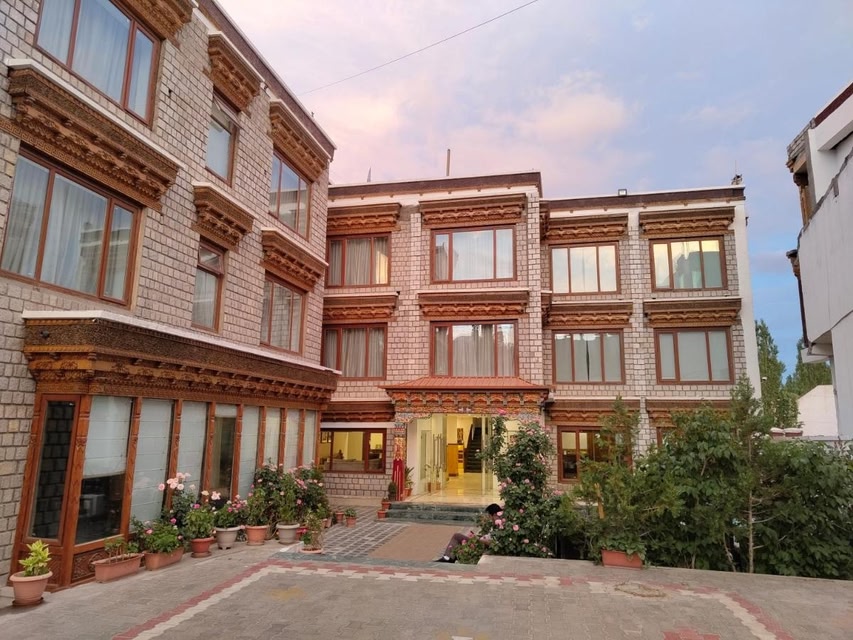 Hotel Sera Courtyard