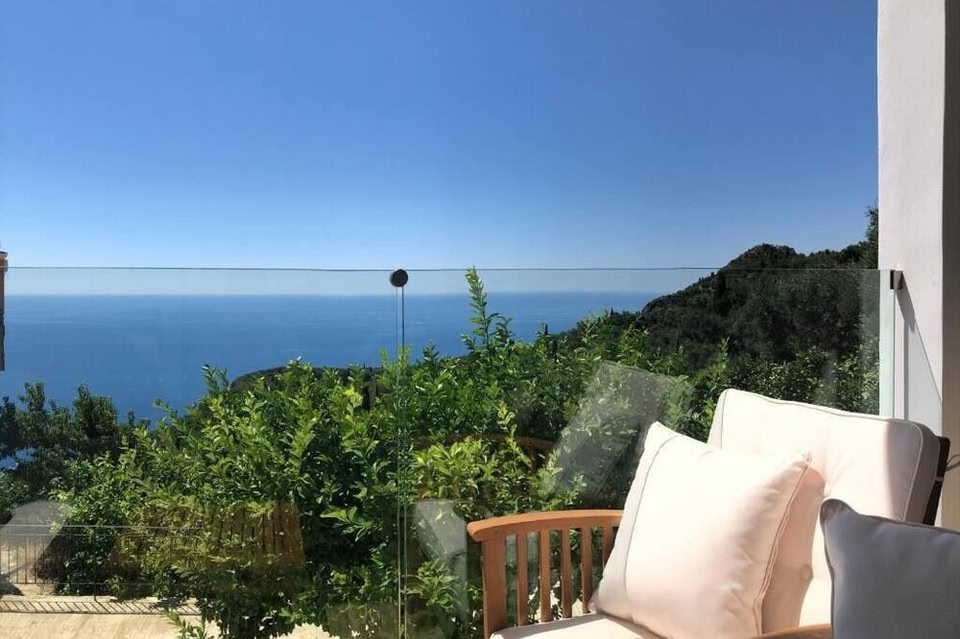 Lakones Deluxe Suites