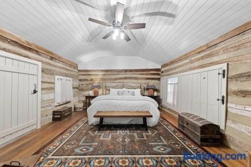 Historic Augusta Cabin | Wine Country & Fire Pit