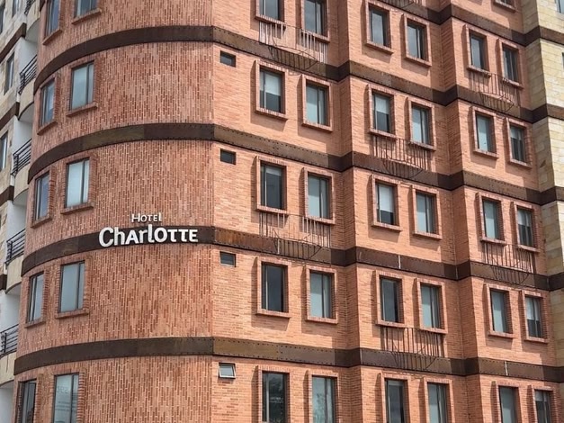 CHARLOTT Suite 26