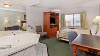 Days Inn by Wyndham Rockford I-90 Walking Distance to Casino