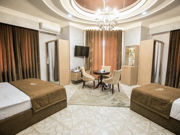 Leader Hotel