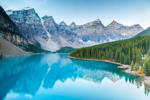 amanecer sobre el lago moraine en canadá