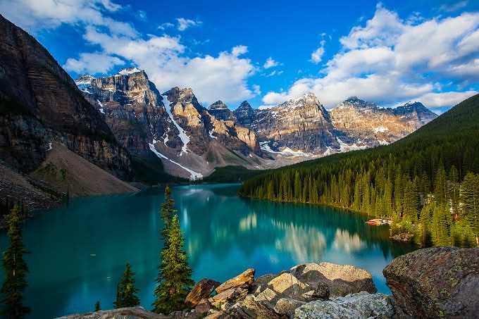 lago moraine y valle de los diez picos en canadá