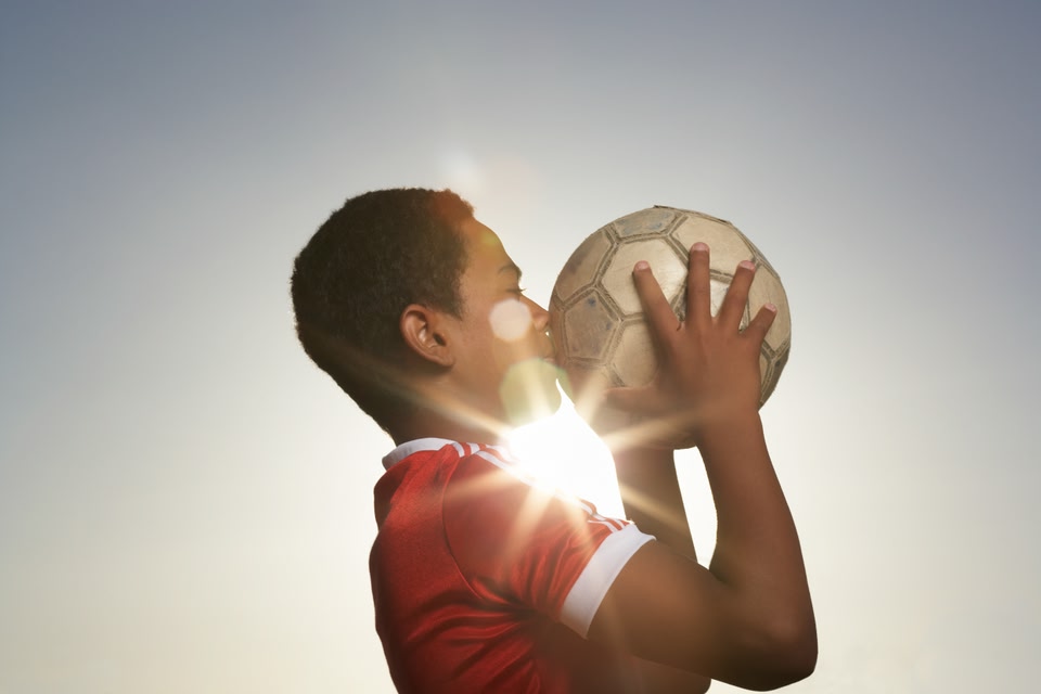 niño besando balón
