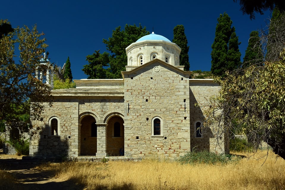 Η Μονή Τιμίου Σταυρού με τον γαλανό της τρούλο μέσα στη φύση