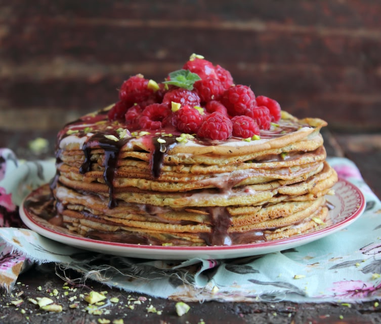Λαχταριστά pancakes με σοκολάτα και φρούτα.