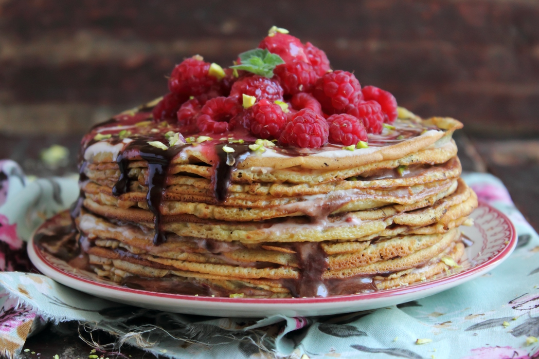 Λαχταριστά pancakes με σοκολάτα και φρούτα.
