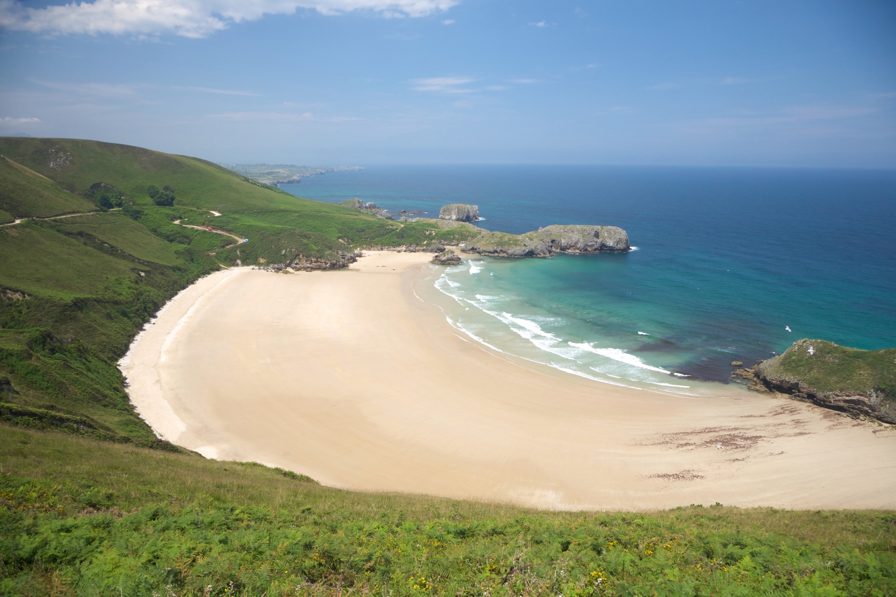 La costa asturiana tiene joyas como a Playa de Vega, de obligada visita.