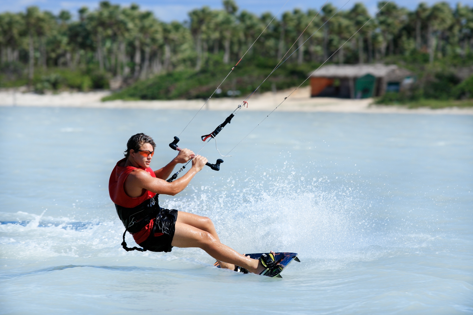 Pessoa praticando kitesurf em Jericoacoara