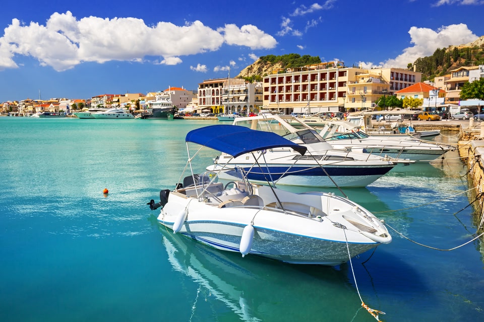 Σκάφη αραγμένα σε λιμάνι της Ζακύνθου