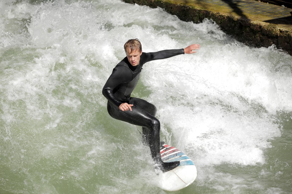 Σέρφερ στον ποταμό Eisbach του Μονάχου - πού να πάτε ταξίδι τον Δεκέμβριο