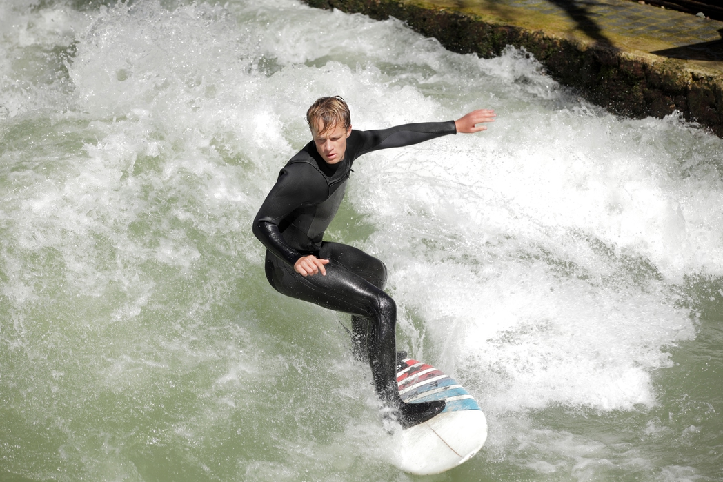 Σέρφερ στον ποταμό Eisbach του Μονάχου - πού να πάτε ταξίδι τον Δεκέμβριο