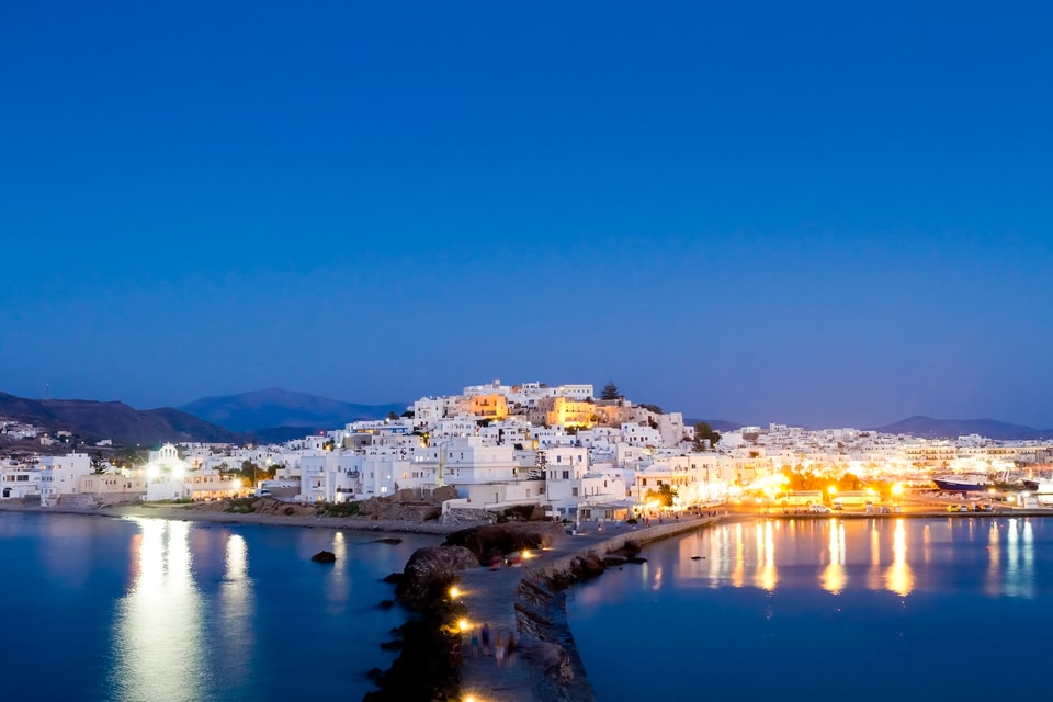 Η Νάξος φωτισμένη τη νύχτα