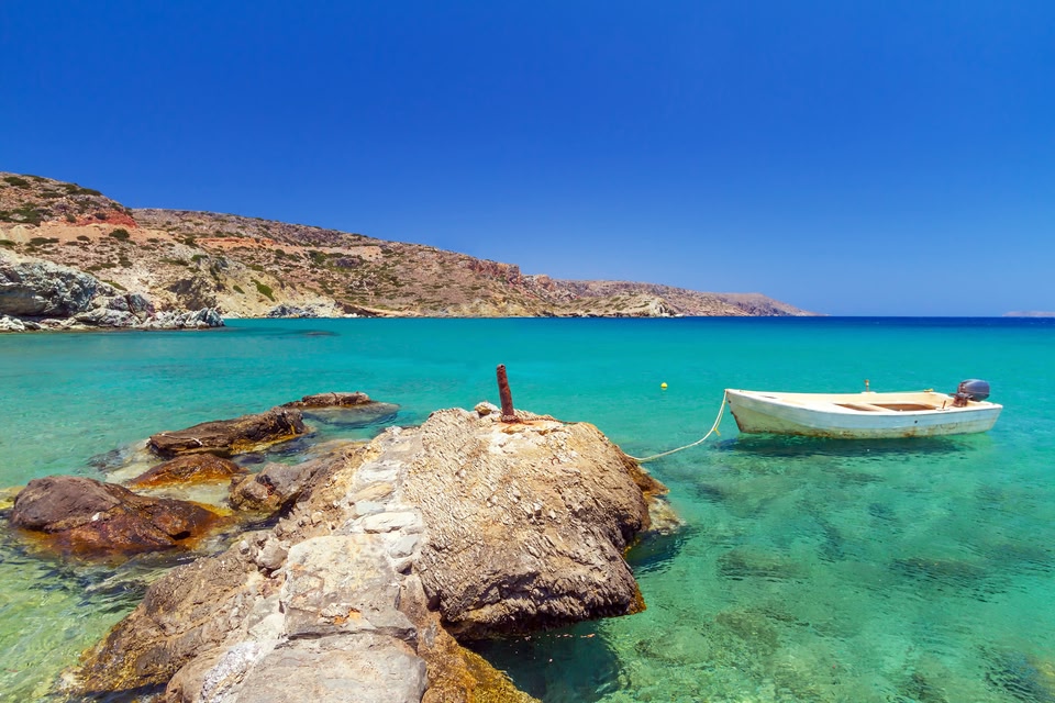 Βάρκα δεμένη σε βράχο.