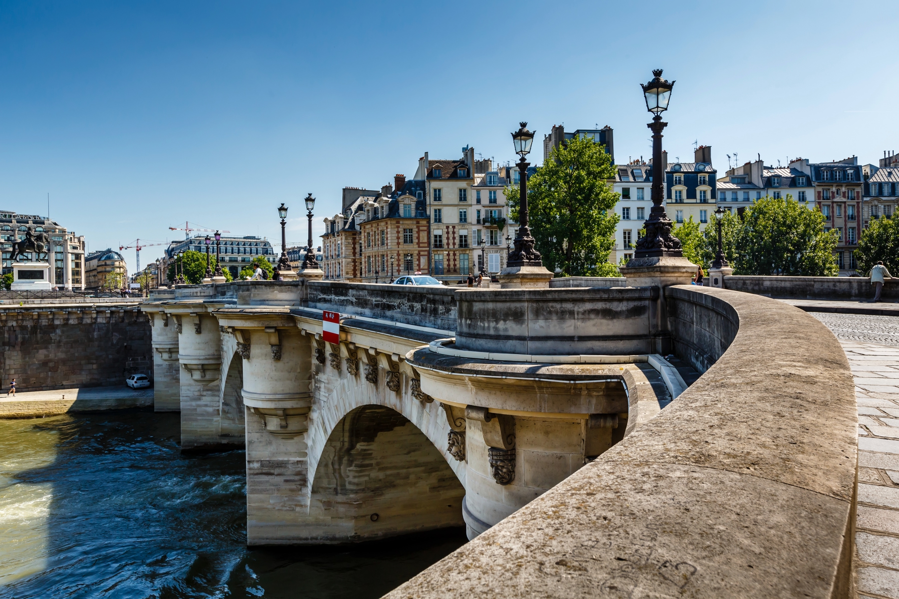 pont à paris pendant la journée